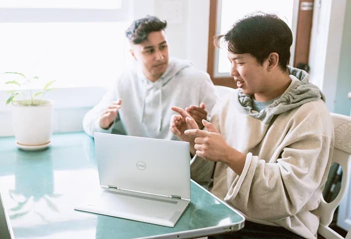 Kolaborasi akademik antara mahasiswa dan inovator di ruang kerja.