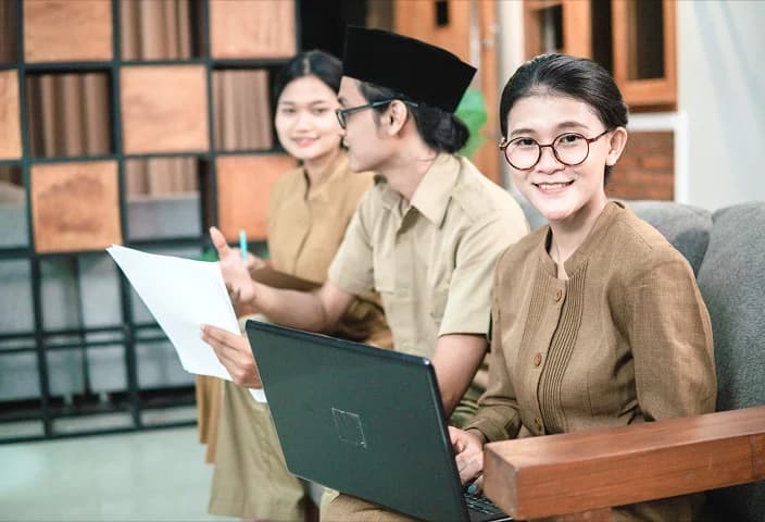 Kolaborasi pemerintah dan talenta muda dalam aktivitas pembelajaran.
