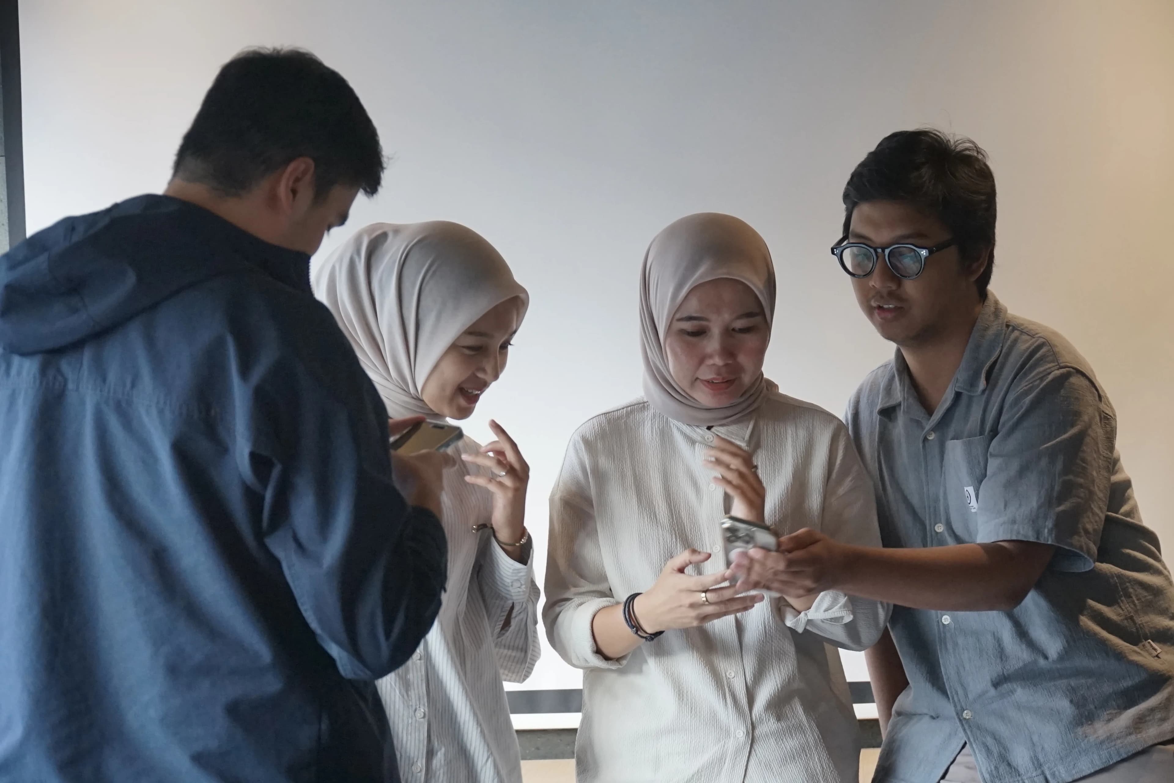 Mahasiswa Innovative Academy berdiskusi sambil menggunakan ponsel.